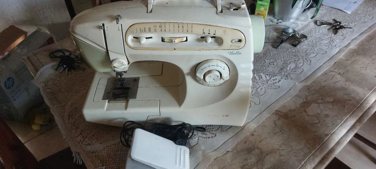 Máquina de costura singer bella