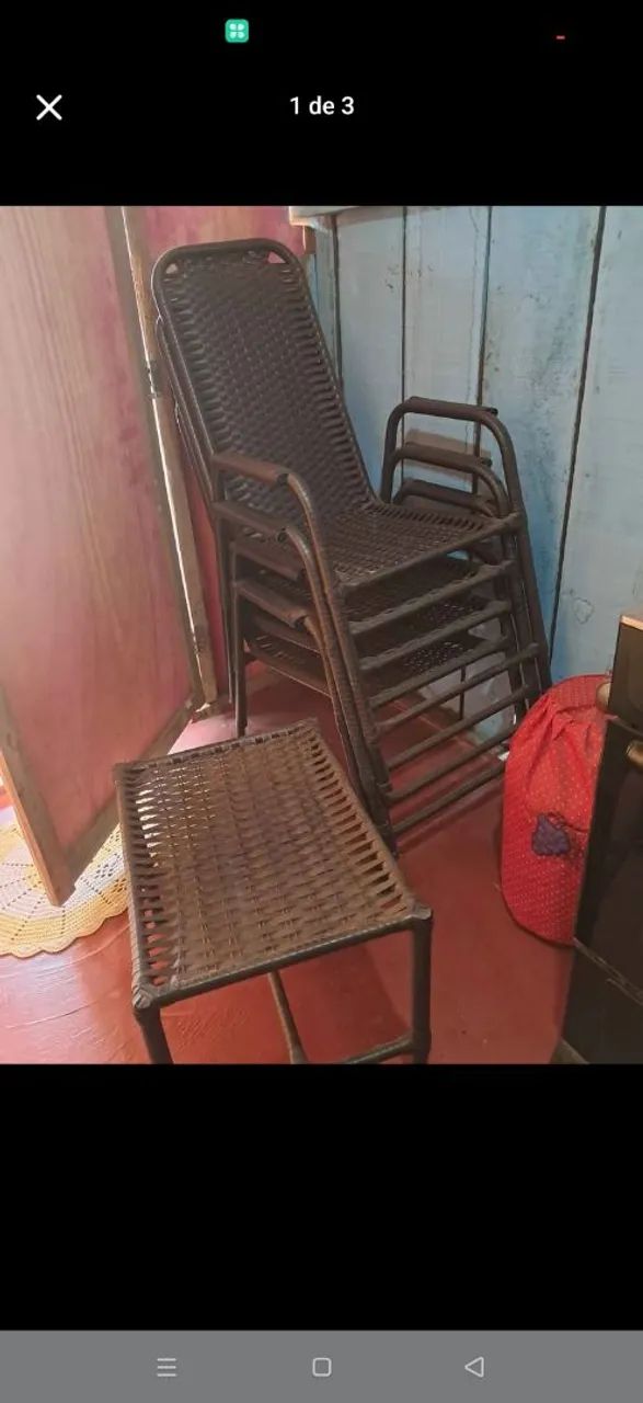 4 cadeiras e uma mesa pequena 