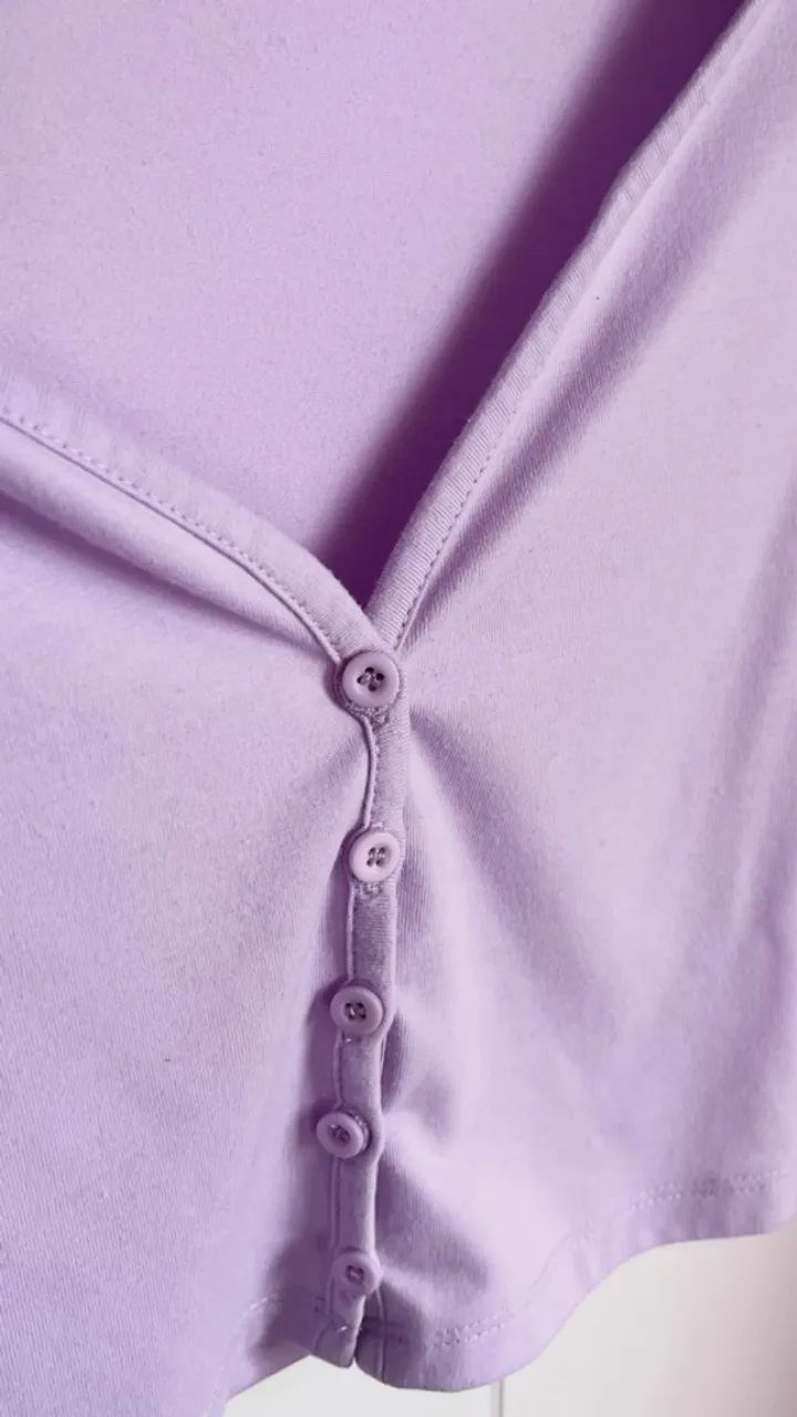 camiseta lilás de botões  - Foto 3