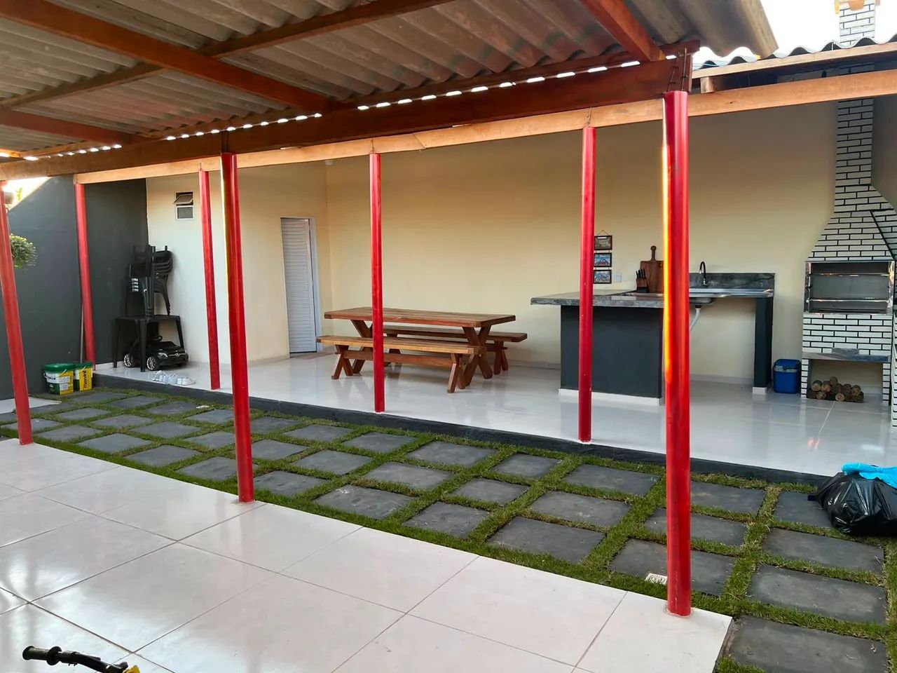 Casa toda murada com 2 vagas de garagem 2 quartos 2 banheiros com edícula e cisterna 