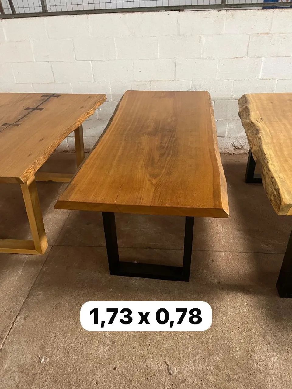 Mesa de pequiá com pés preto