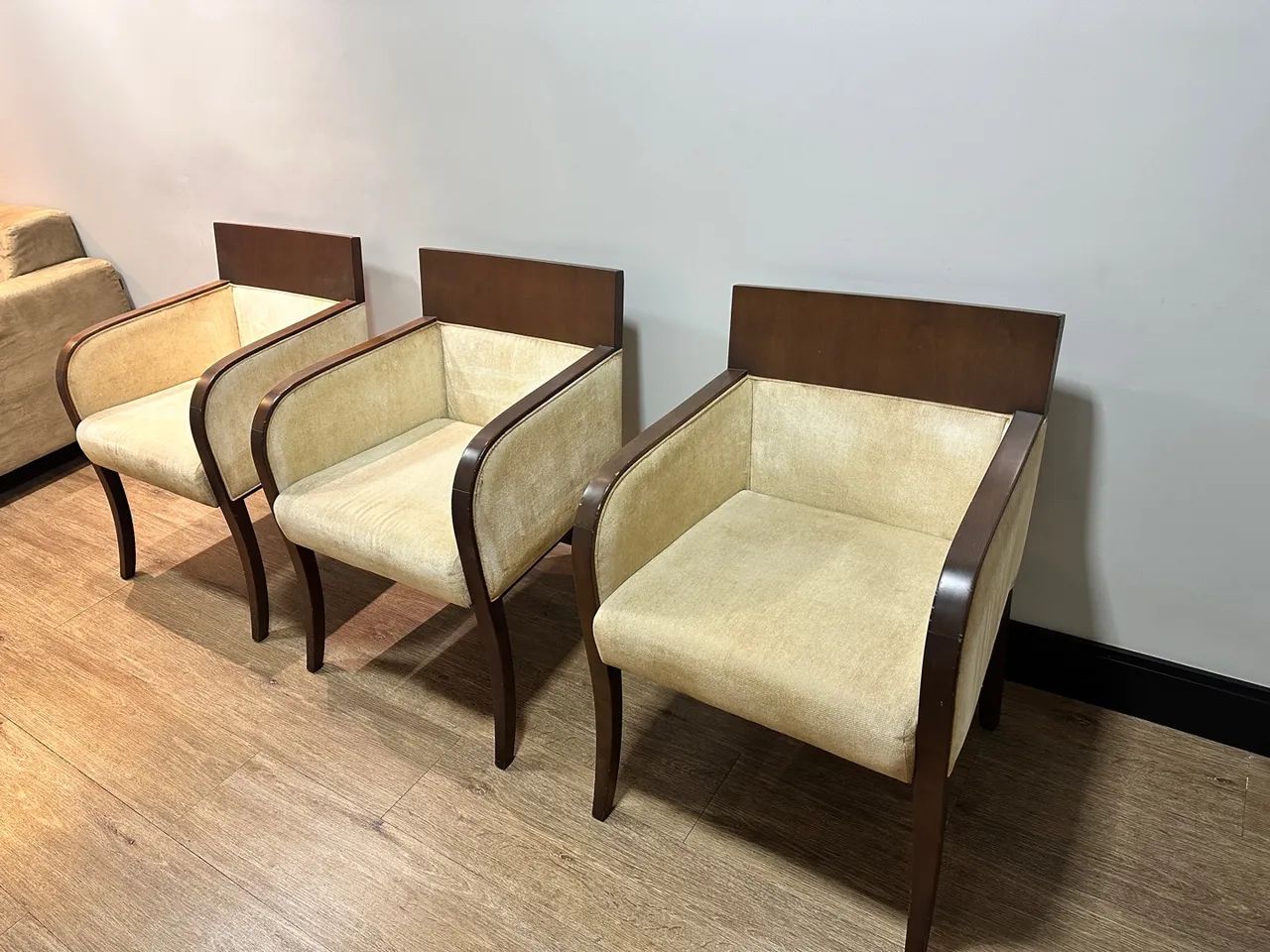Banquetas em madeira e tecido 
