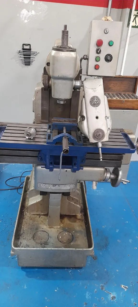 FRESADORA FERRAMENTEIRA TOS FN 25 COM CABEÇOTE CHAVETEIRO