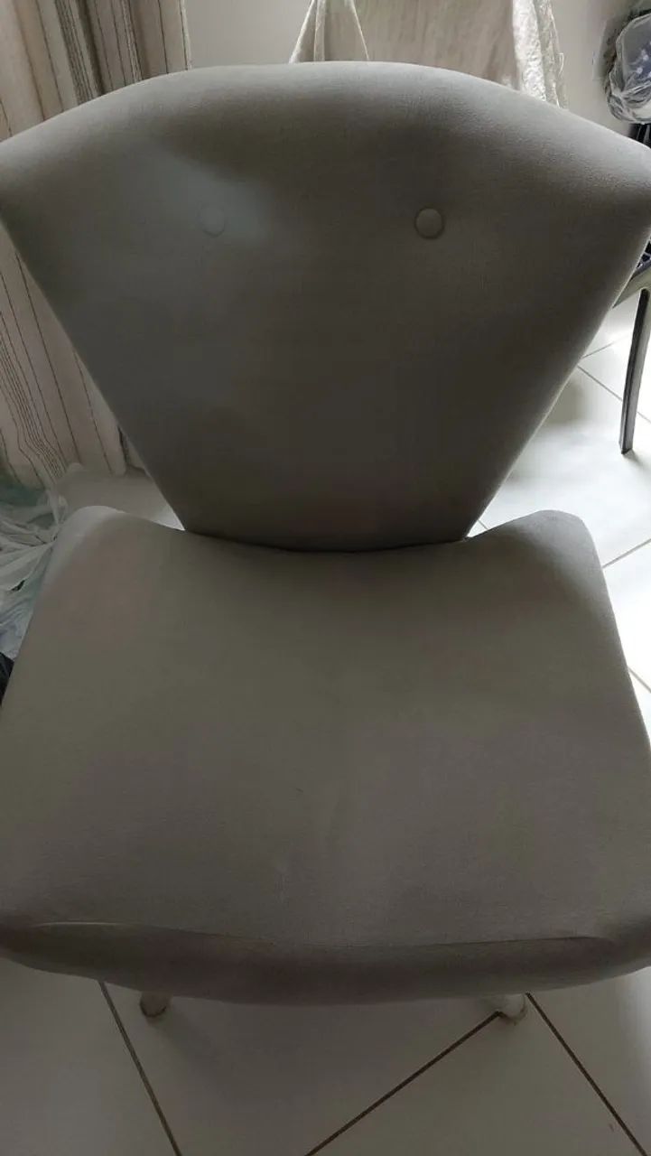 Poltrona cinza por 230 reais 