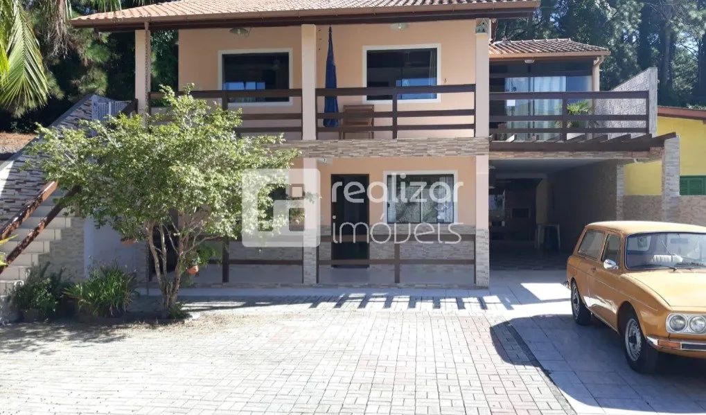 Casa com 3 dormitórios, no bairro Barra da Lagoa em Florianópolis