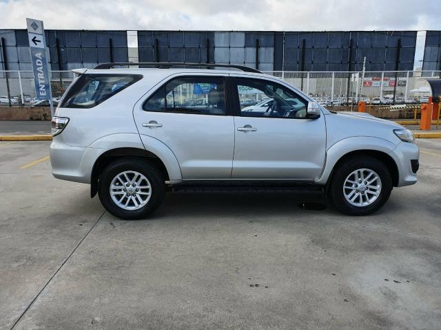 Vende-se Hillux SW4,2013,7 lugares,diesel - Foto 2