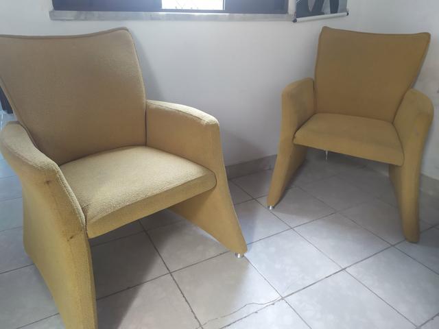Vendo 2 poltronas arrumadas para sala com suporte lateral para guardar controles