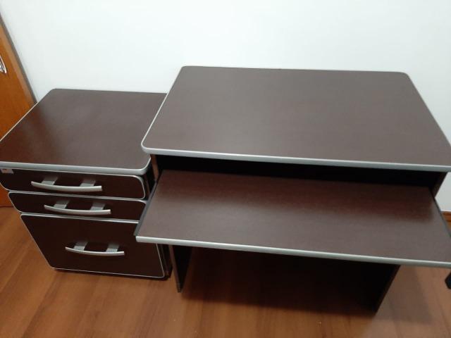 Mesa para computador e móvel com arquivo