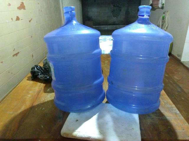 Par de galões de água mineral (dois pelo preço de um!) - Foto 3