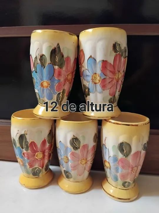 5 Copos de Cerâmica e 1 Jarra de Flores