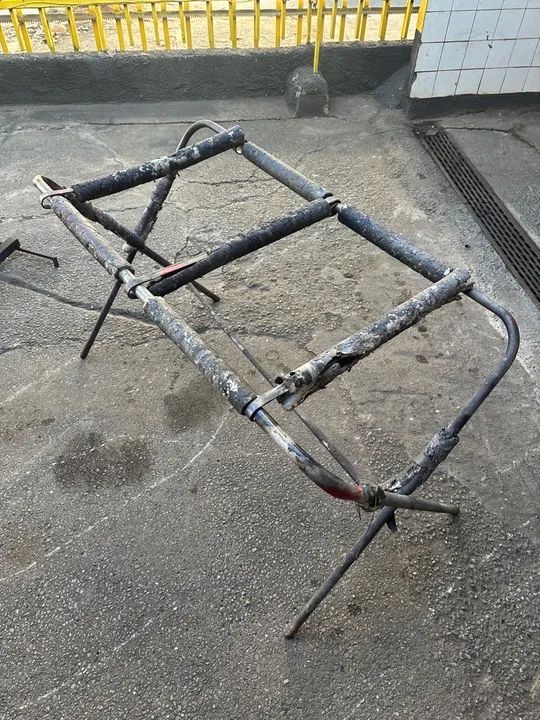 Mesa e papeleira para pintura 500,00 os dois