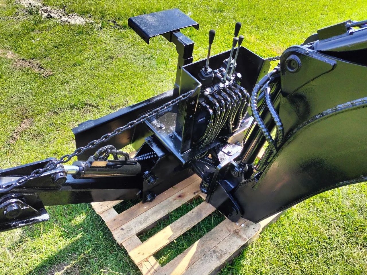 Implemento escavadeira, valetadeira para mini carregadeira  (bobcat) - Foto 6