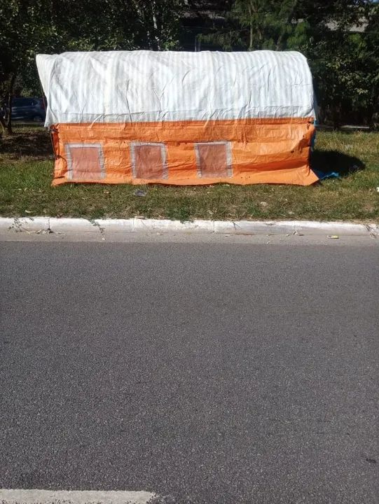 Barraca artezanal com 12 m2, ( 3x4 ), pé direito 1,90m.