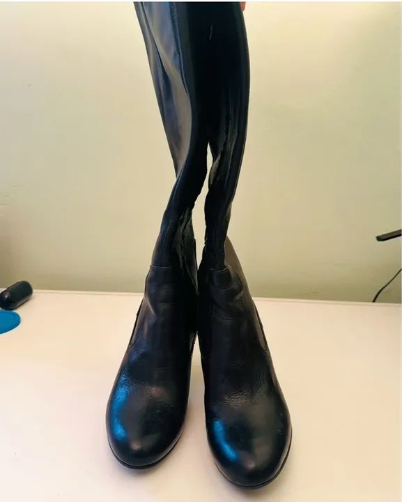 Bota de cano alto preta em couro - Foto 2