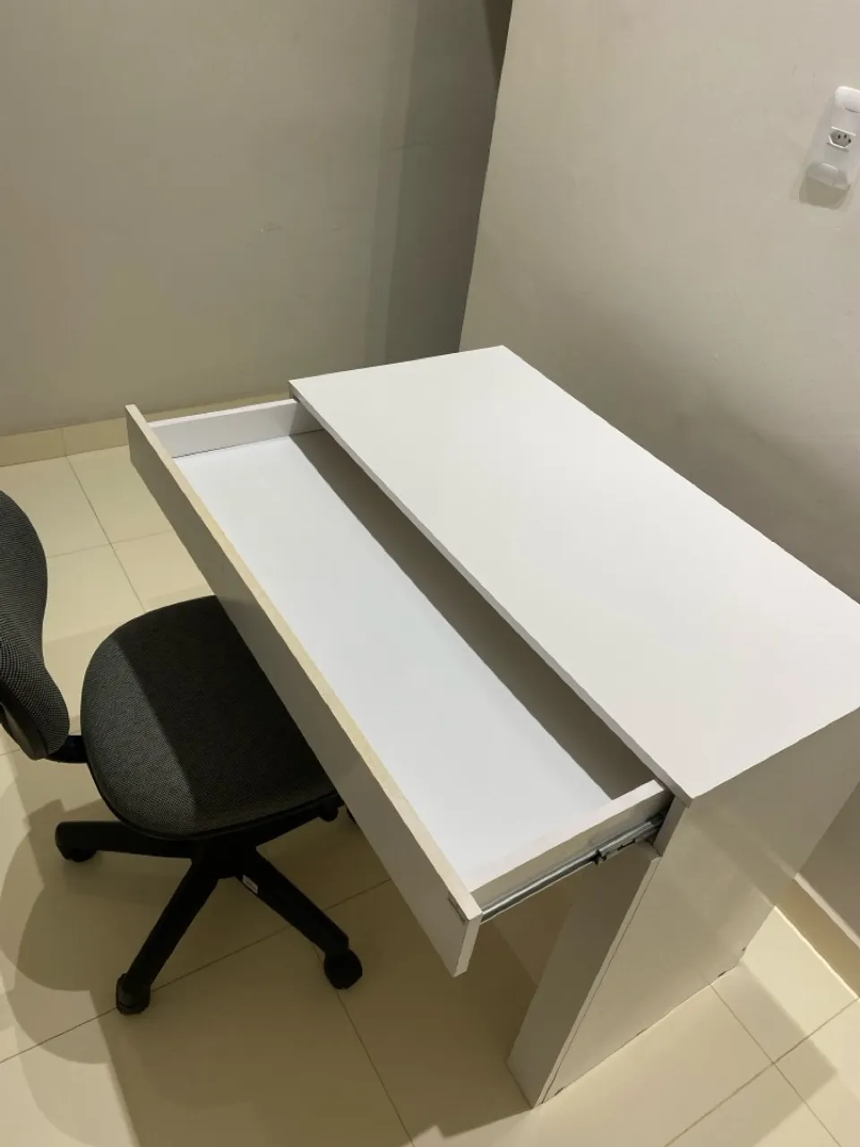 Mesa de Escritório com Gaveta Integrada + Cadeira Giratória Cavaletti 