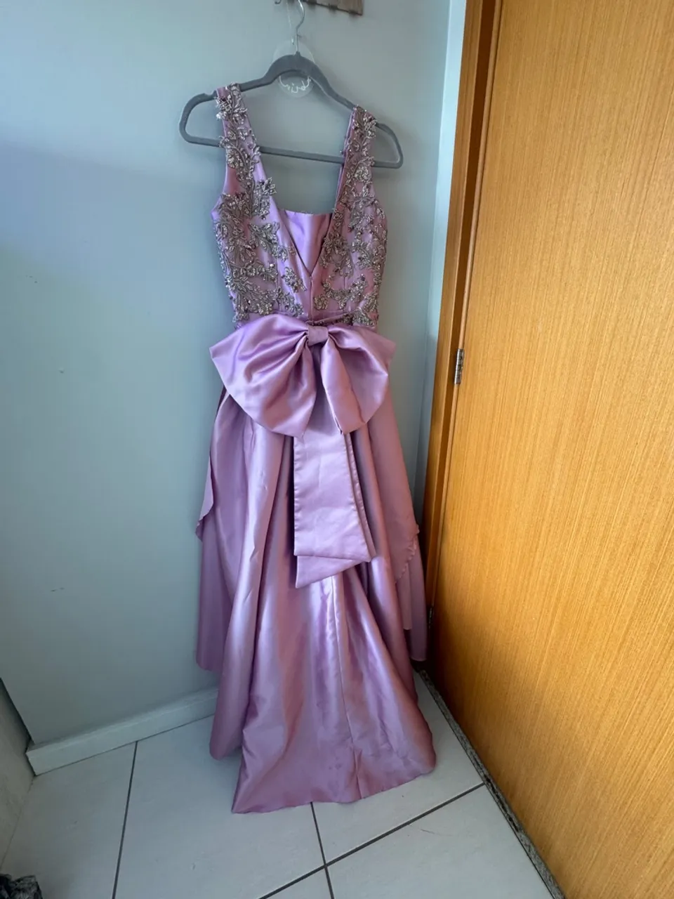 Vestido de princesa lilás com detalhes bordados