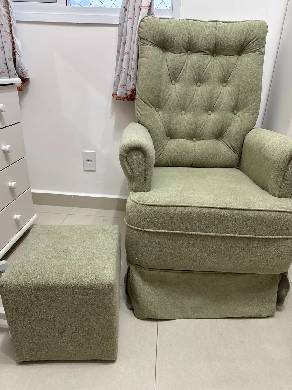 Poltrona amamentação verde com puff - Foto 4