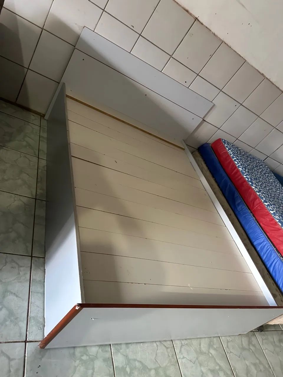 Cama de casal com estrado de madeira