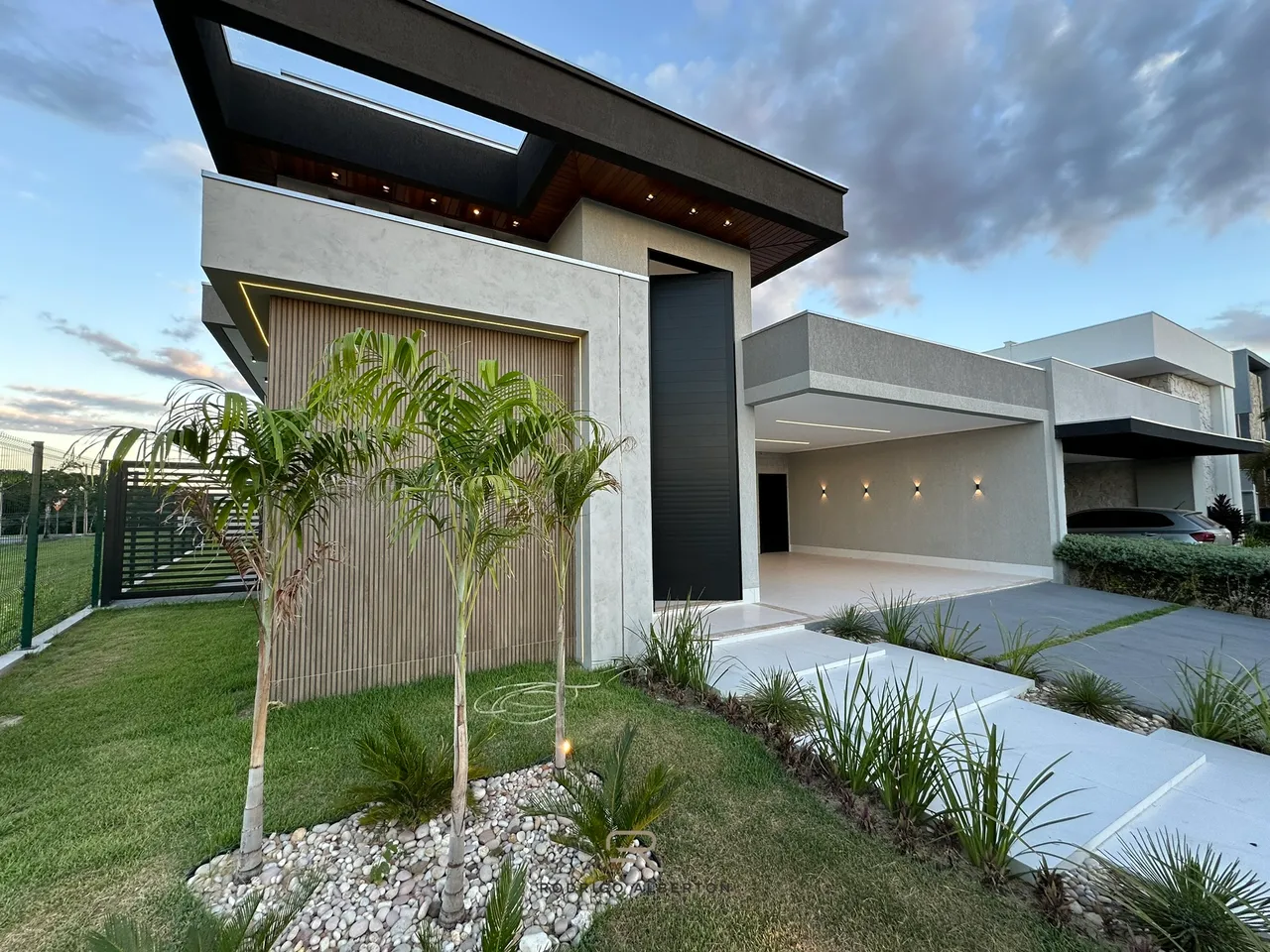 Casa térrea de Esquina, com acabamento premiun, 3 suítes, florais do Vale