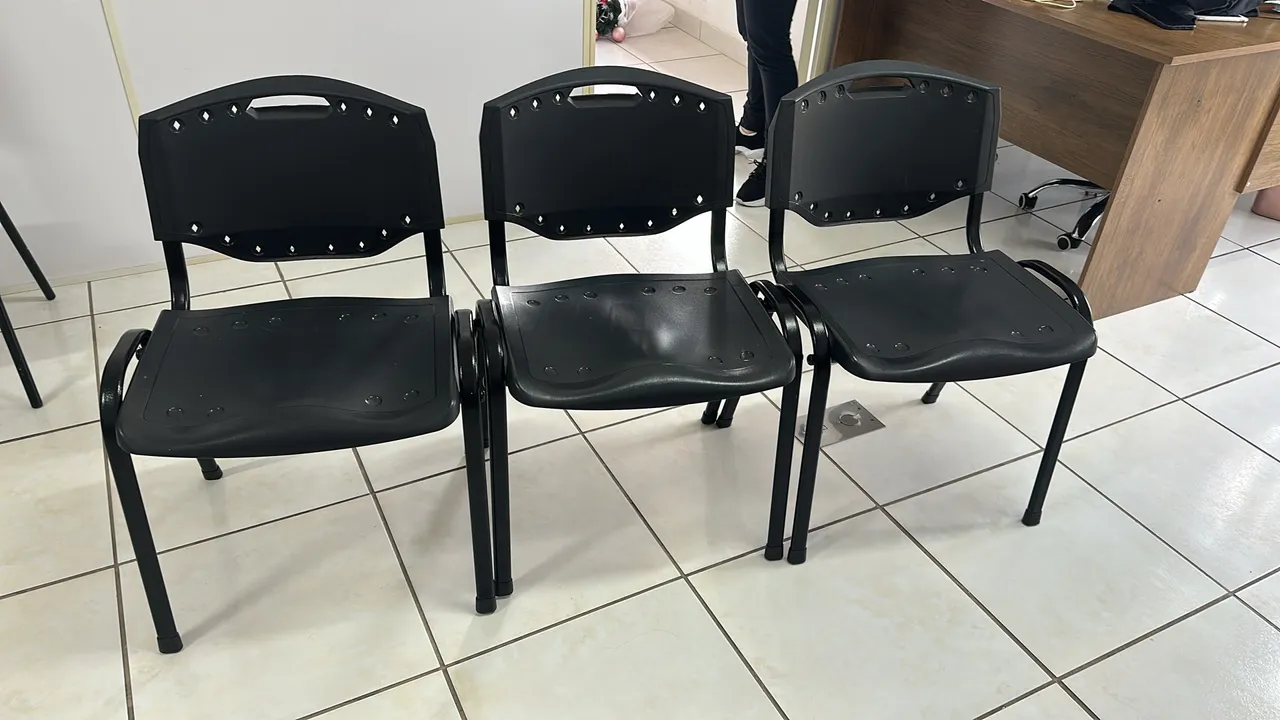 Cadeiras de plástico pretas