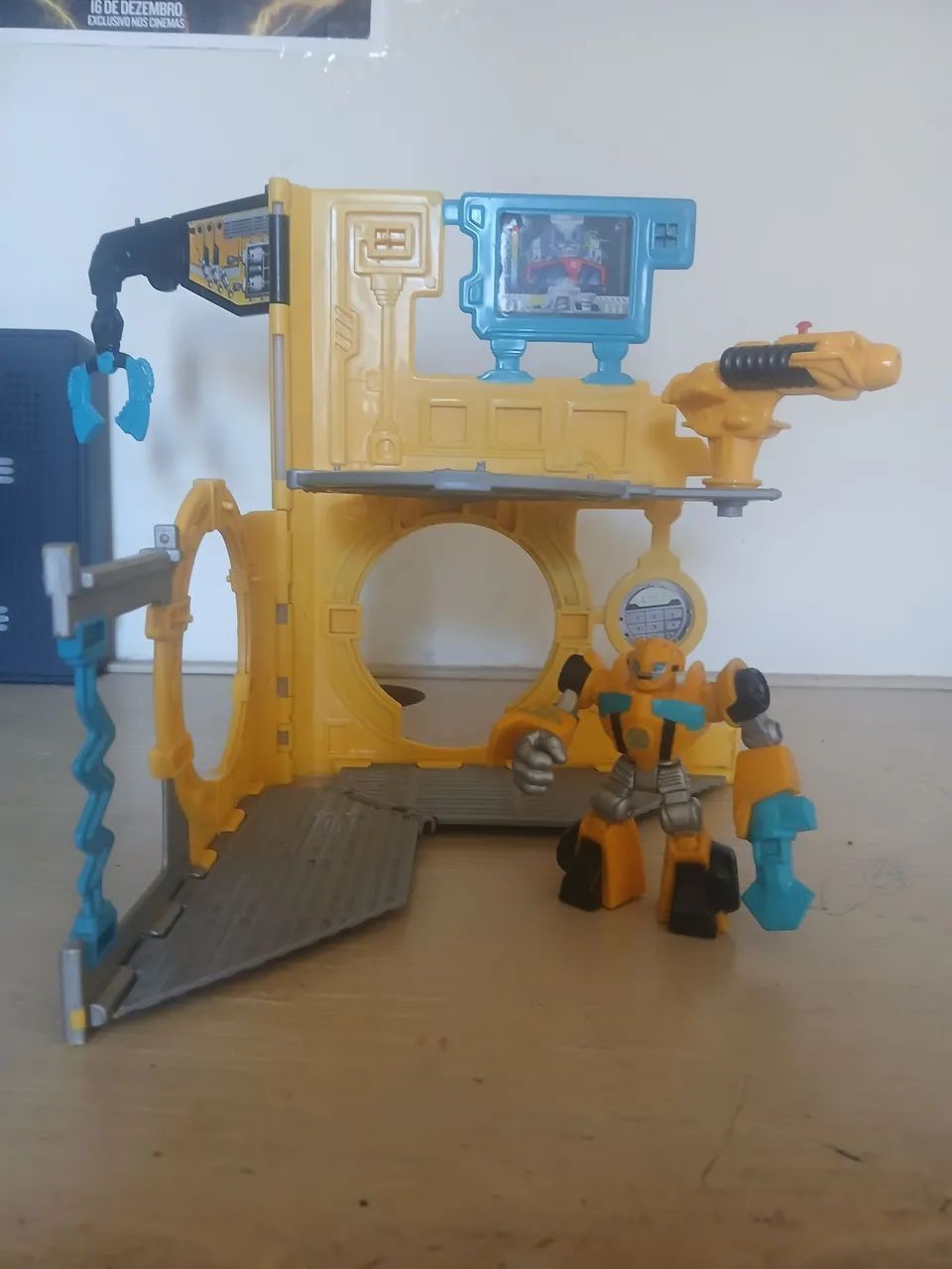 Conjunto base Transformers rescue bots Bumblebee com boneco 