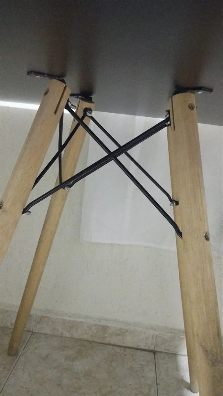 Vendo urgente 01 Mesa de jantar com design moderno s/ cadeiras  - Foto 2