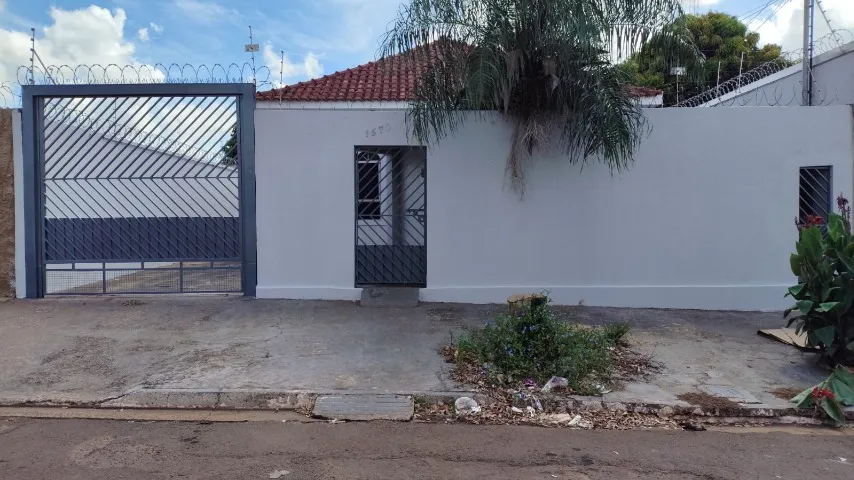 Casa grande. Comercial ou residencial. Bairro Guanandi 1. 4 quartos e etc com deposito