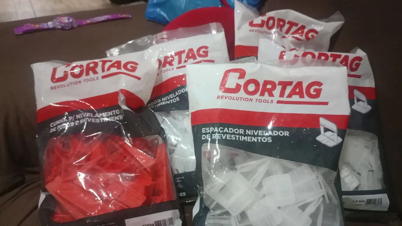 Cunha e espaçador de revestimentos