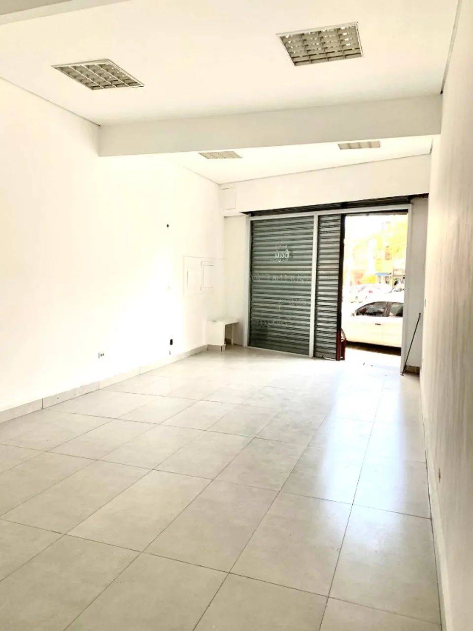 Linda loja - 130 m2 de área útil - 100 m da estação de metrô Praça da Árvore (linha azul)