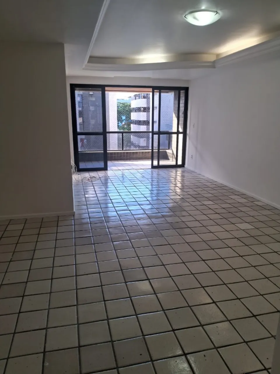 Apto com varanda na Ponta Verde! Com 3 quartos, sendo 1 suíte master, 2 vagas de garagem