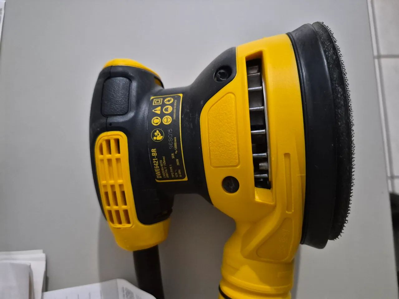 Lixadeira Profissional Roto Orbital 5 Pol.  DEWALT-DWE6421 127v - Foto 4