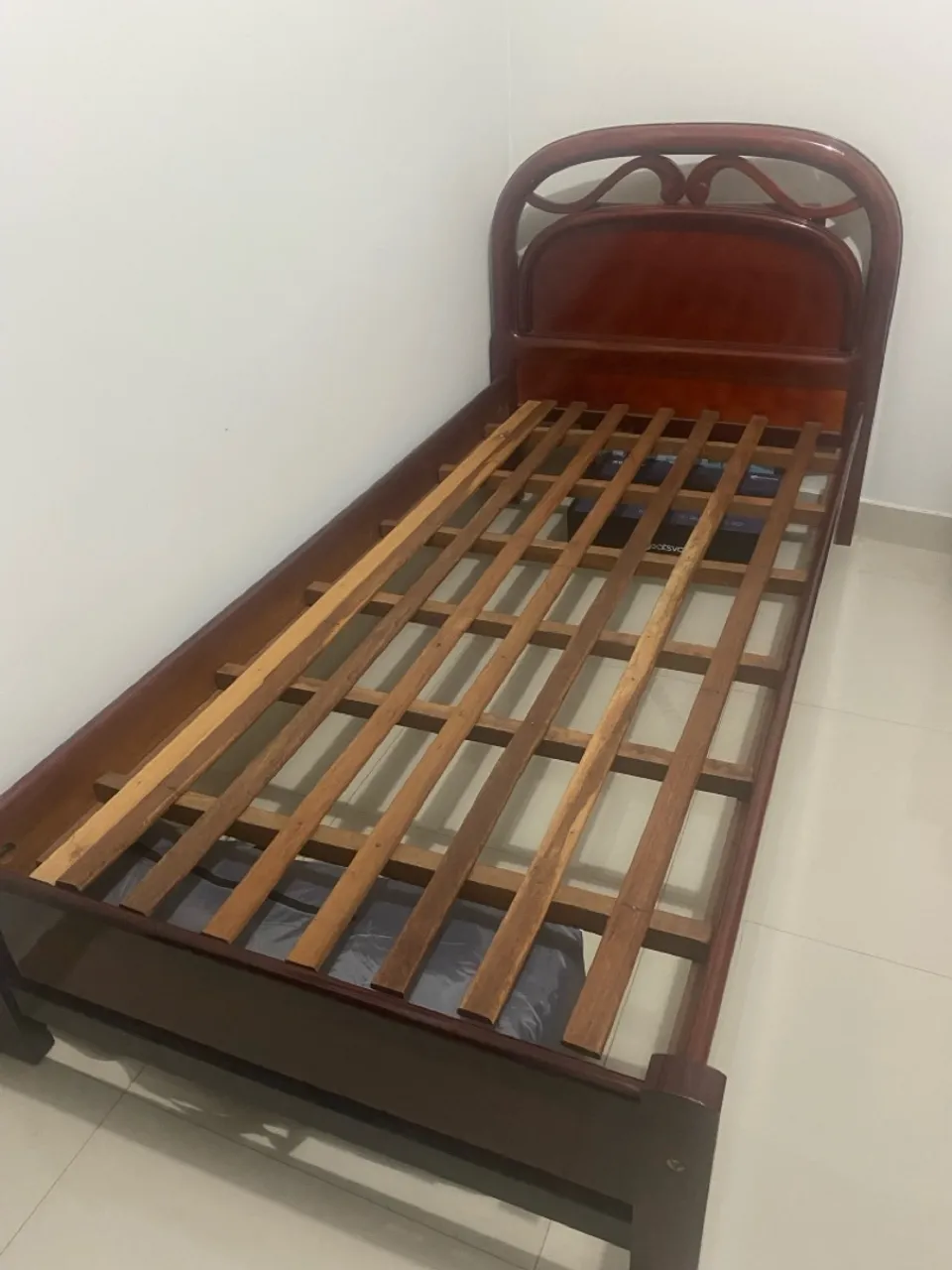 Cama de solteiro em madeira Mogno