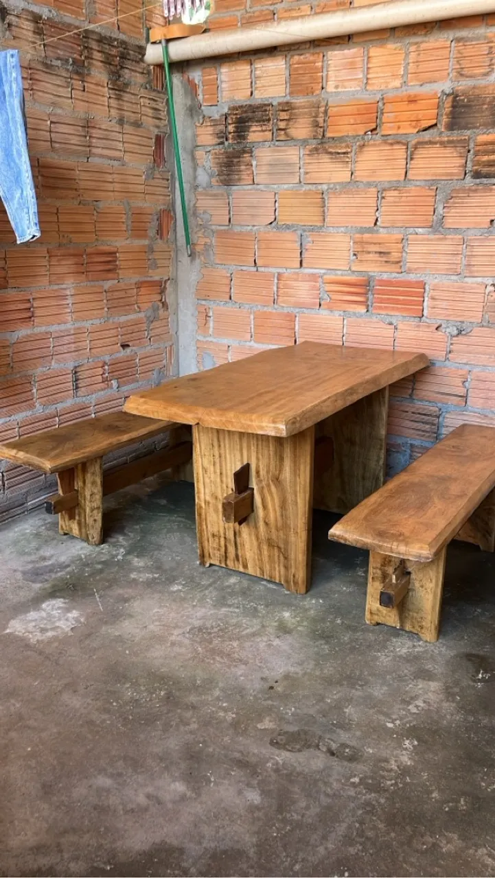 Conjunto de mesa e bancos de madeira rústica