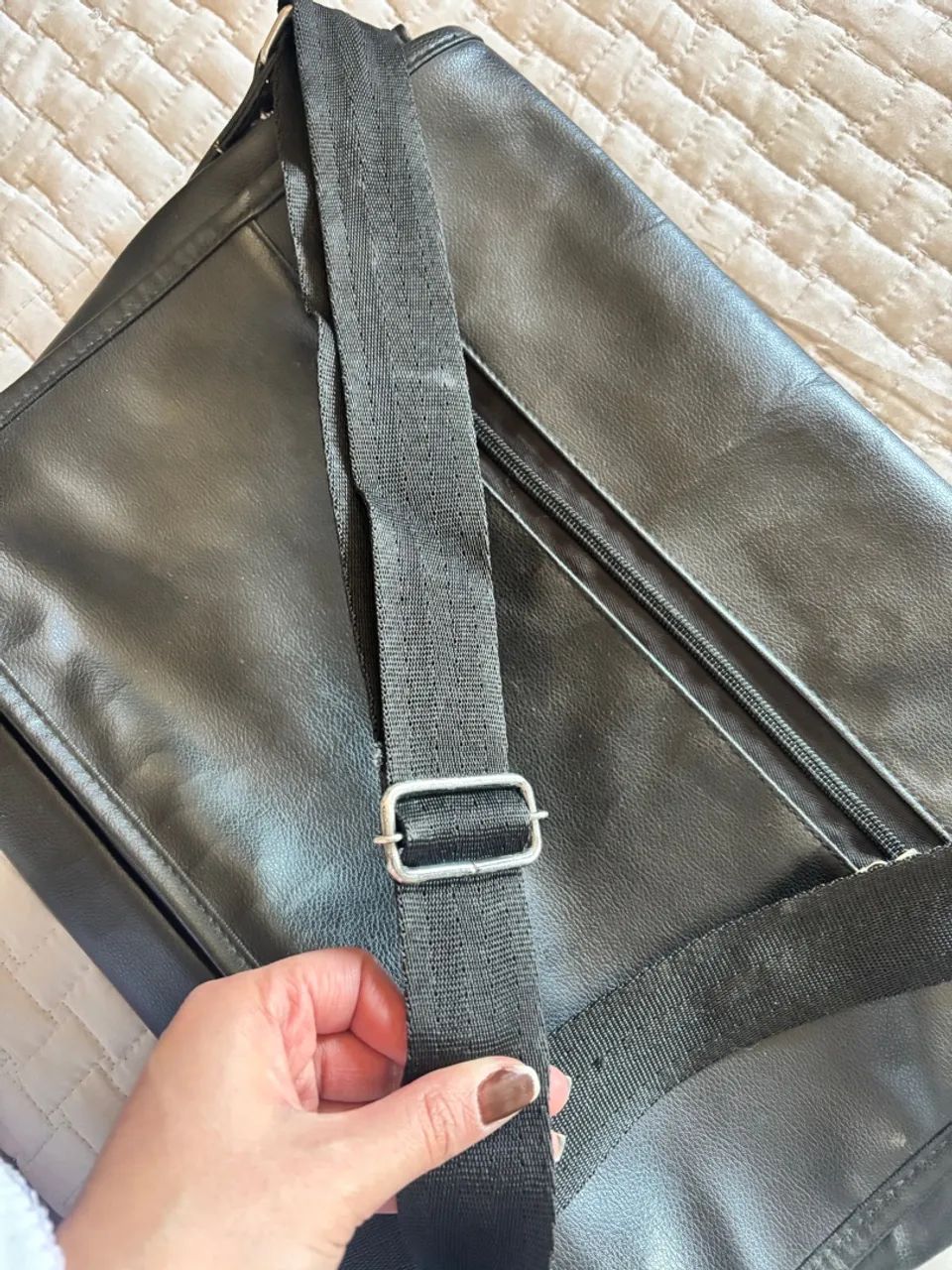 Bolsa executiva transversal courino preta - Foto 3