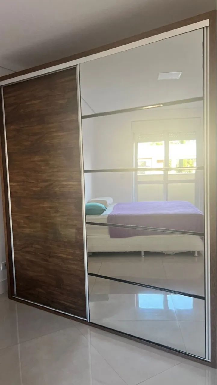 Guarda-roupa com espelho