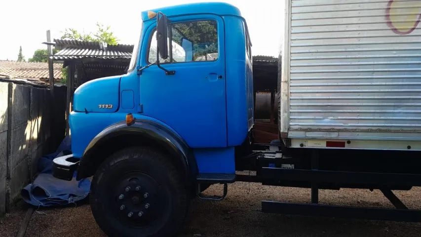 Vende-se Caminhão Baú , aceita Troca por Casa ou chácara - Foto 9