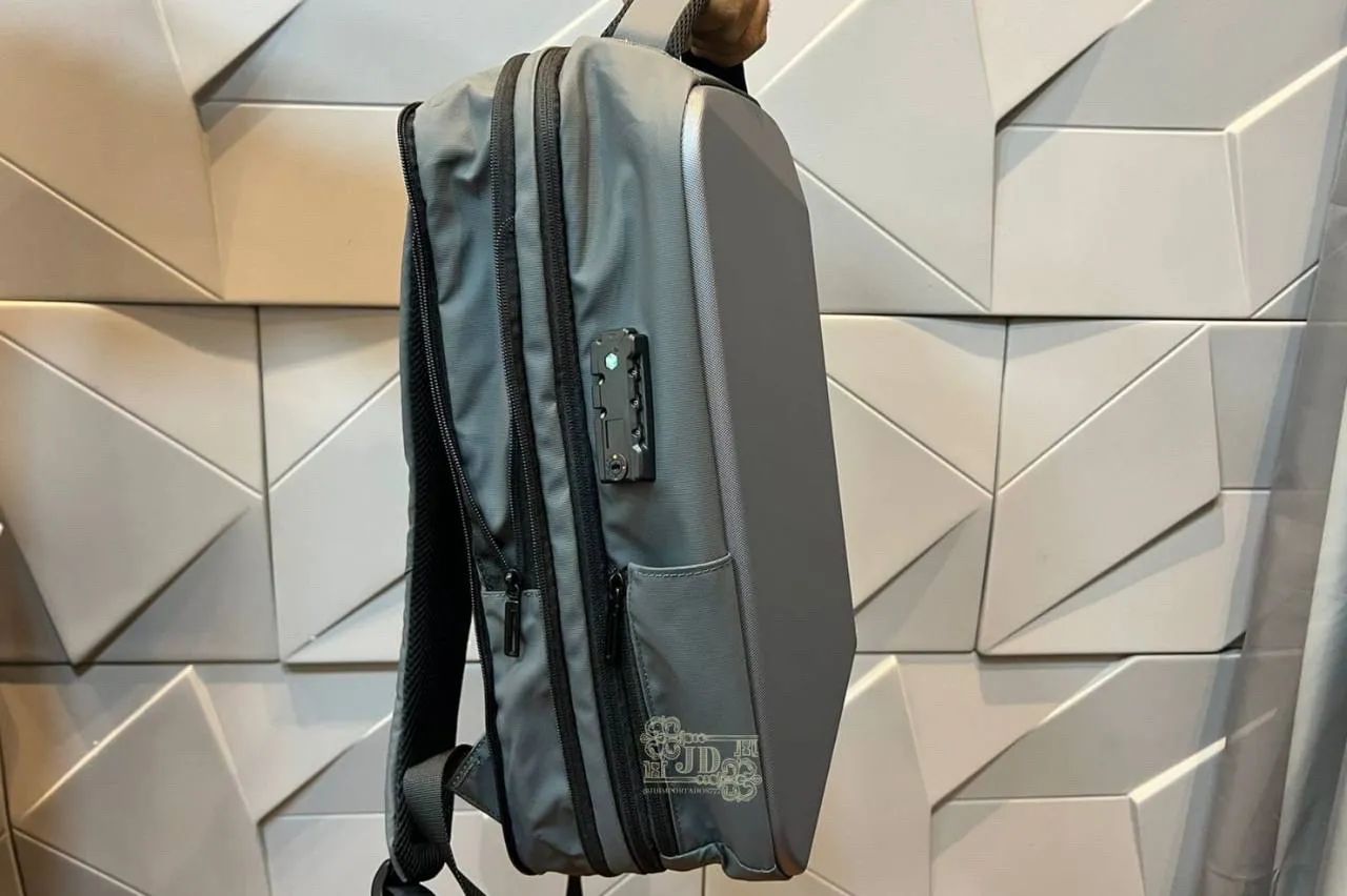 Mochila Executiva Moderna com Design Geométrico - Foto 5