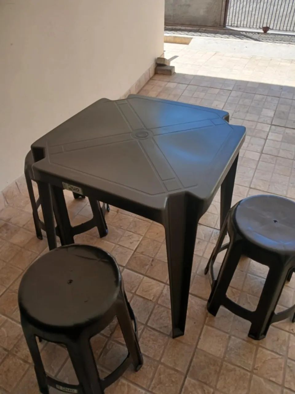 CONJUNTO 1 MESA E 4 BANQUETAS NOVAS - Foto 2