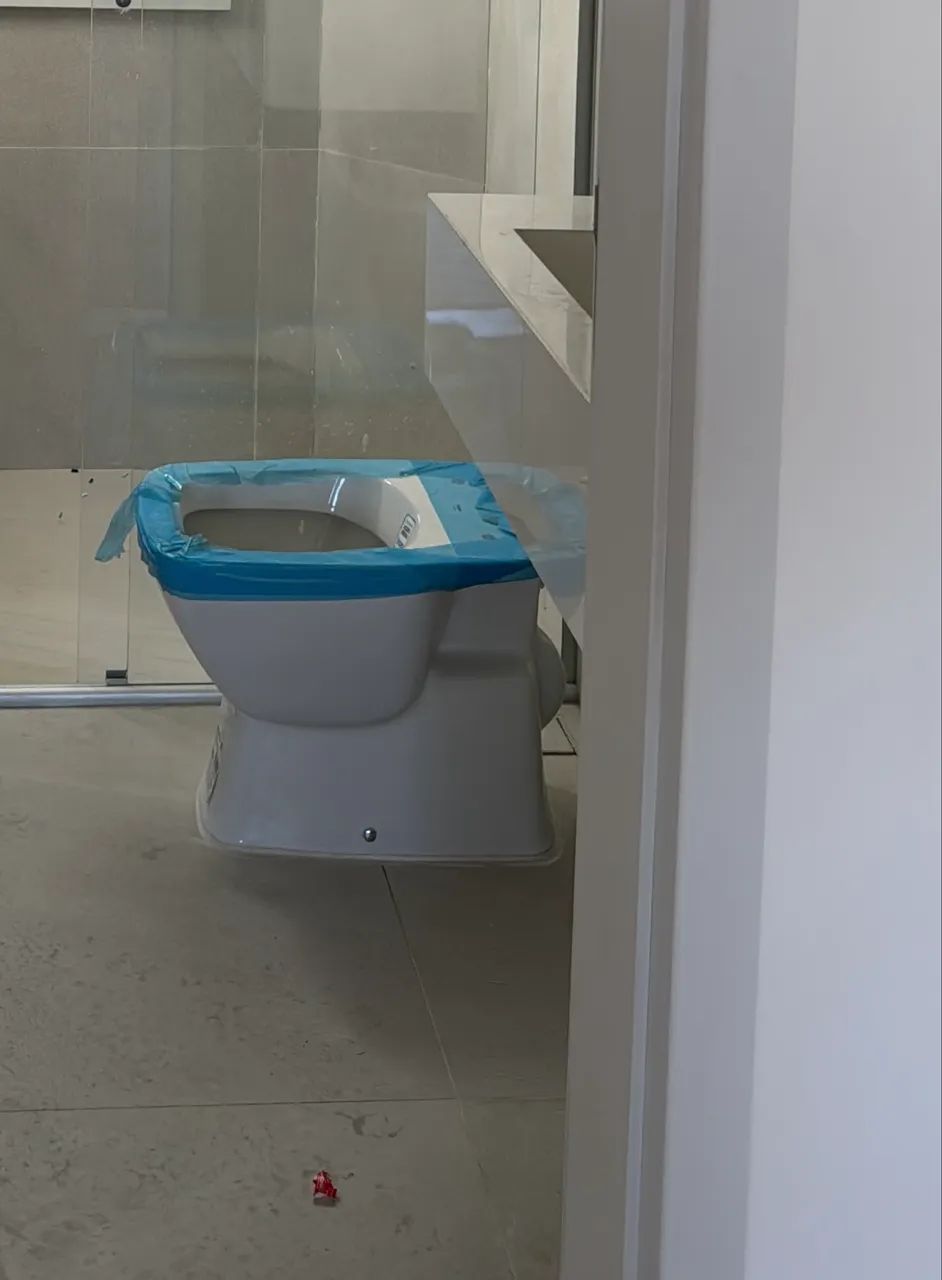 2 Toilets and 2 Countertops in Porcelain Tile64728432654082121