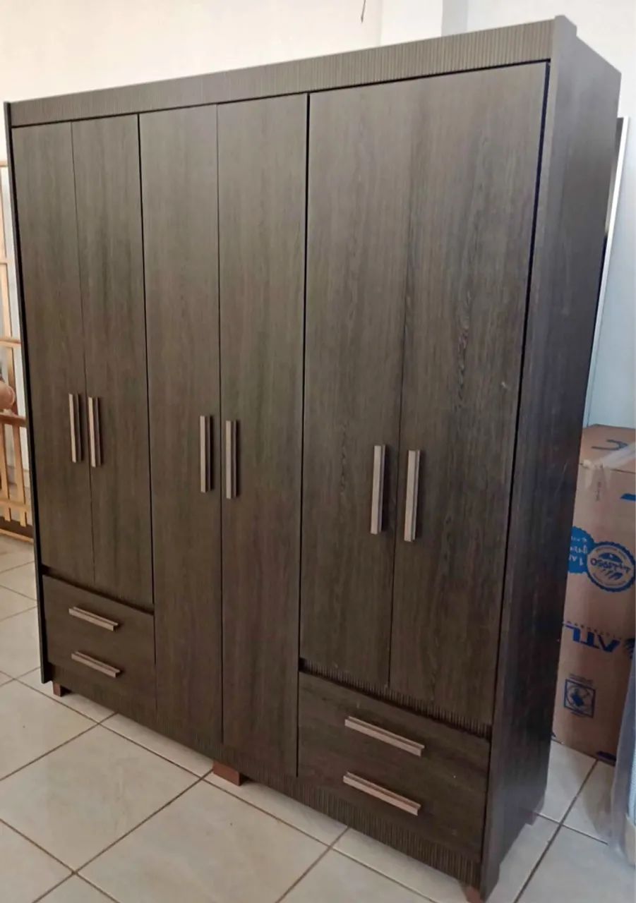 Guarda-Roupa Amadeirado com Gavetas