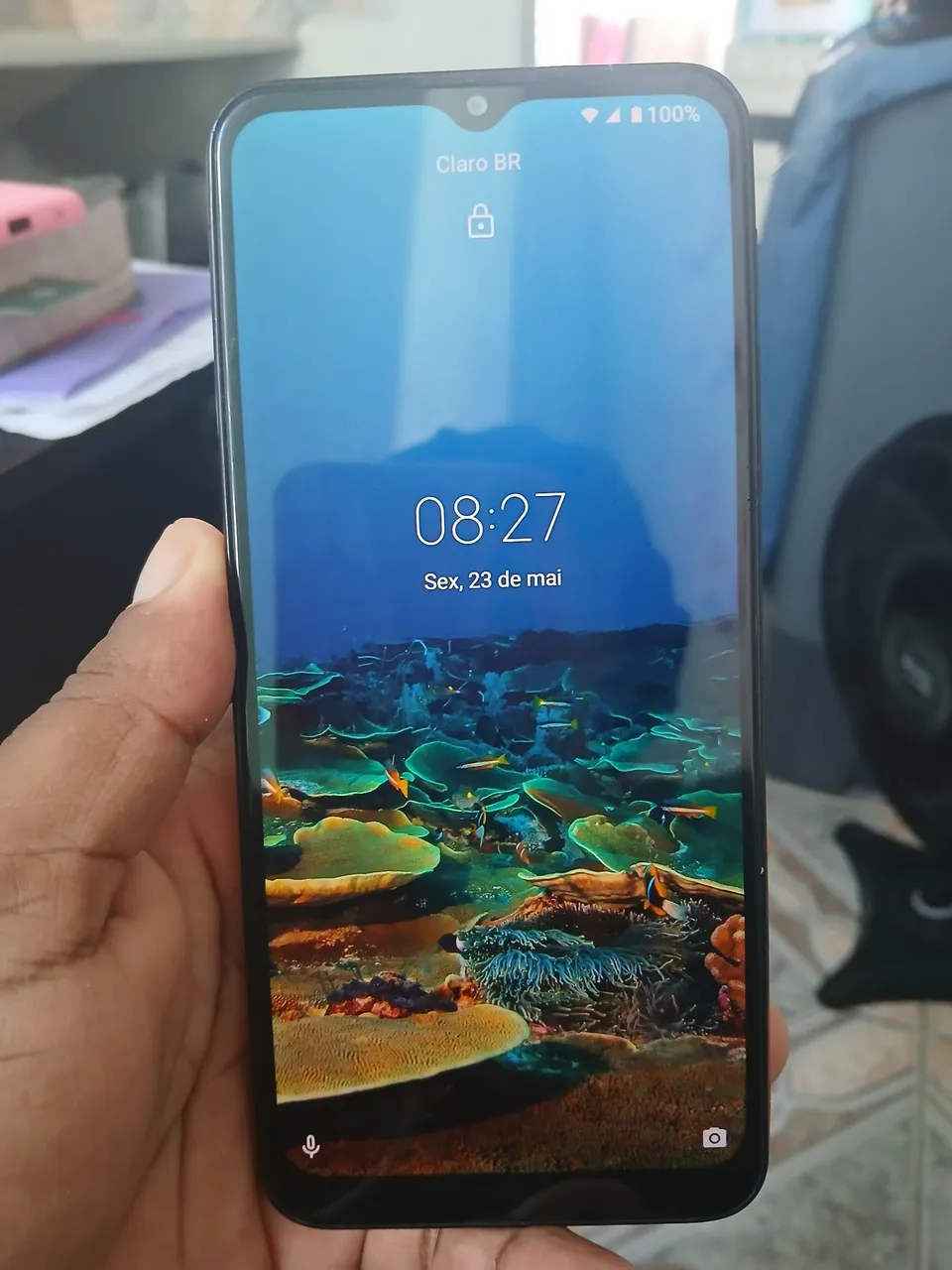 O celular está em perfeito estado nunca foi aberto vai com capinha com o carregador