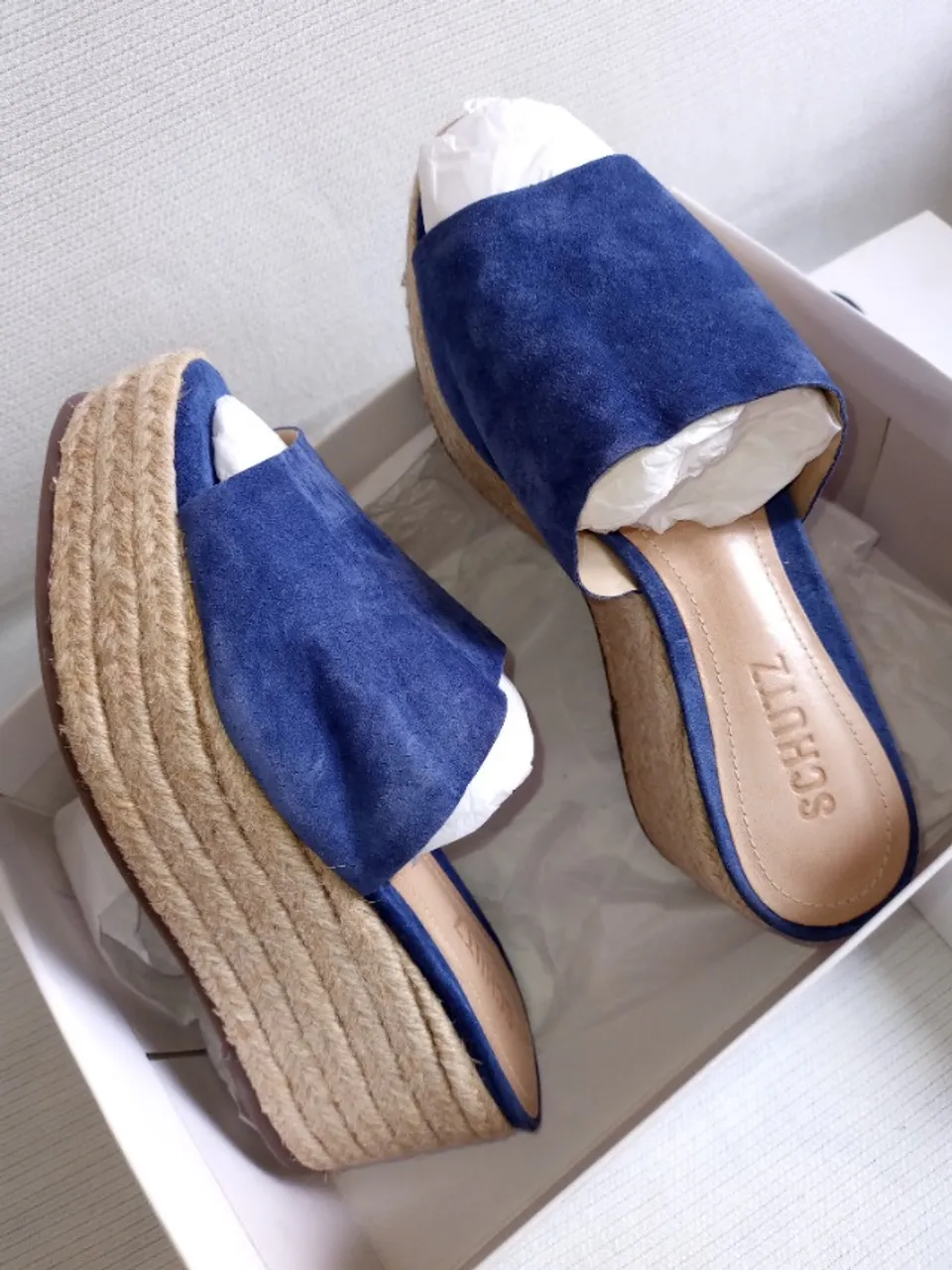 Sandália salto médio corda, acamurçado/azul Schutz tamanho 35.