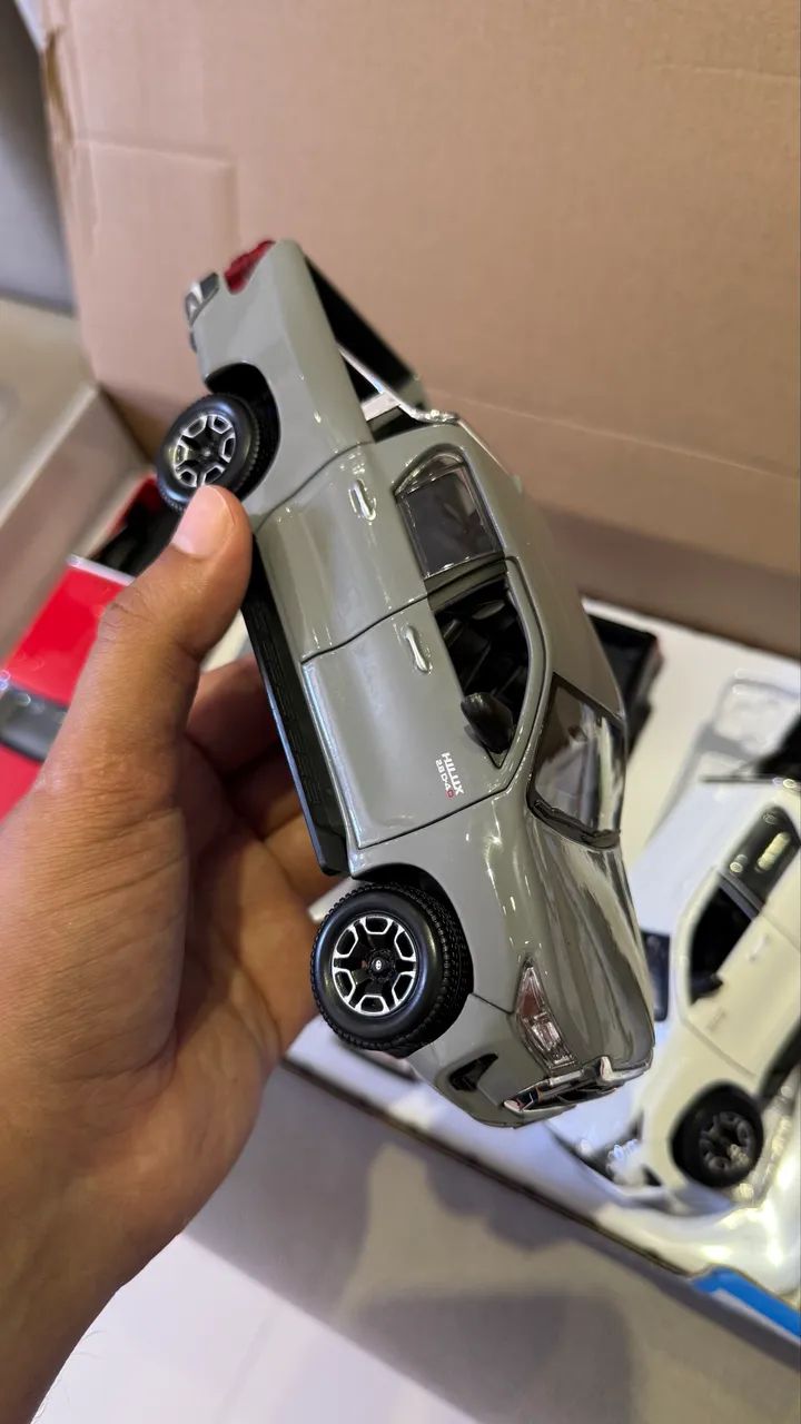 Hilux em metal 1/27