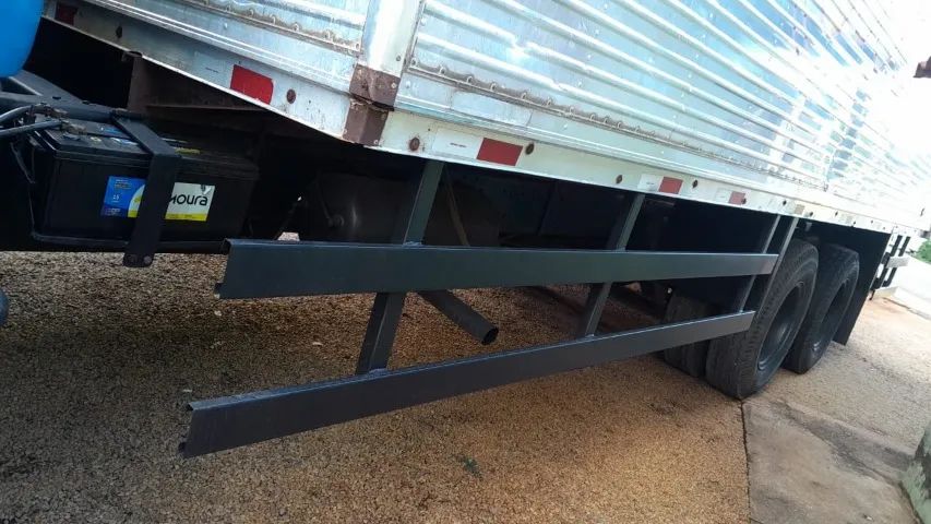 Vende-se Caminhão Baú , aceita Troca por Casa ou chácara - Foto 6