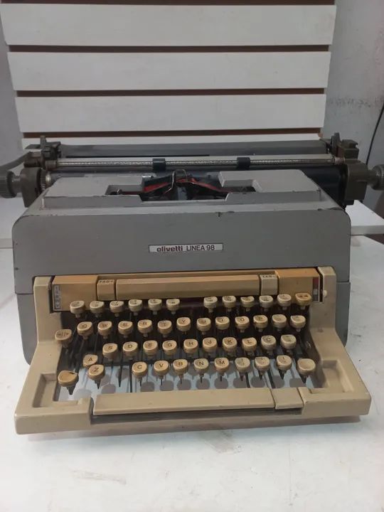  ANTIGA Máquina de escrever Olivetti Linea 98