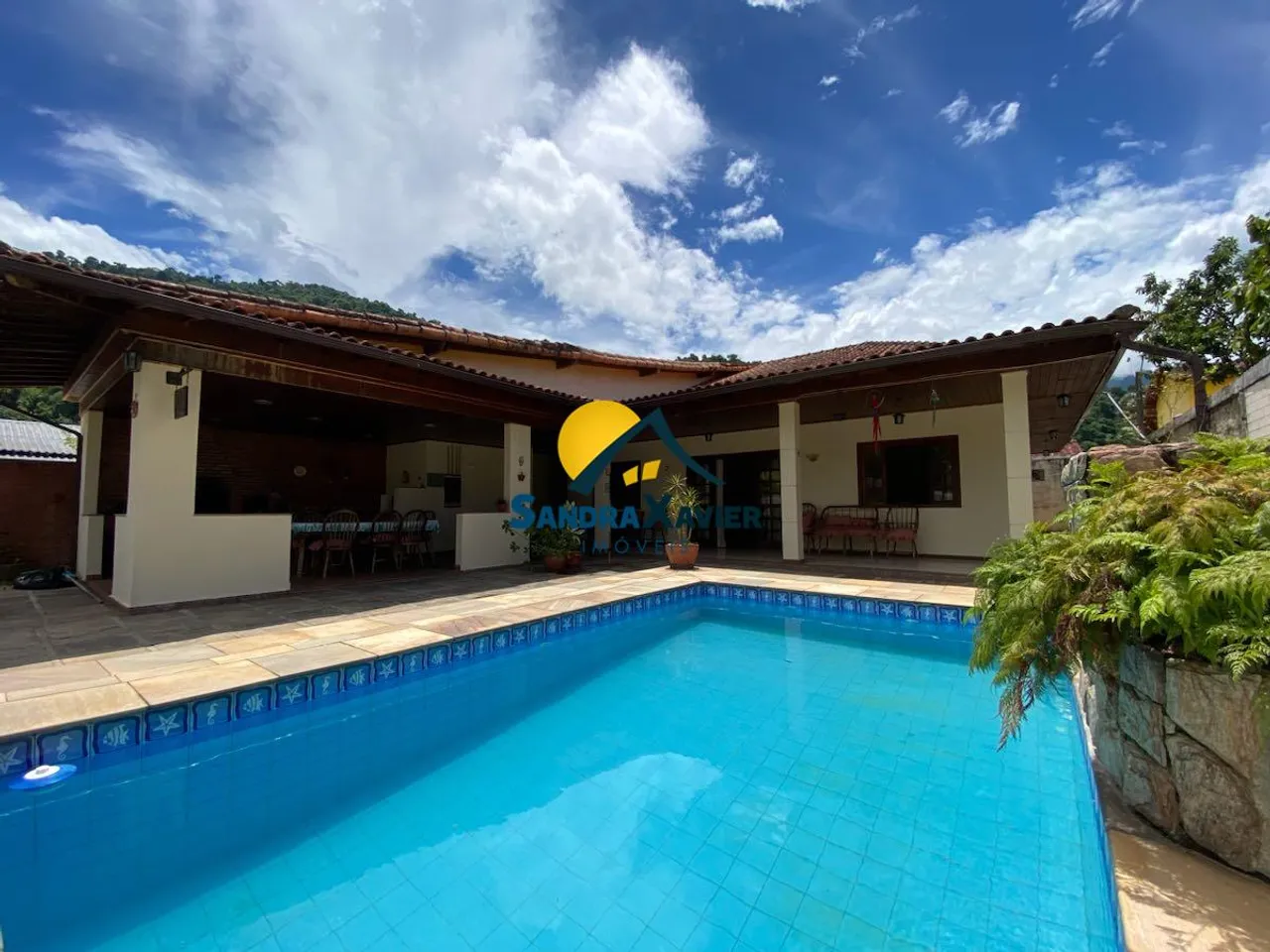 EXCELENTE CASA DE 03 QUARTOS SENDO 02 SUÍTES PARA LOCAÇÃO ANUAL EM GARATUCAIA, ANGRA DOS R