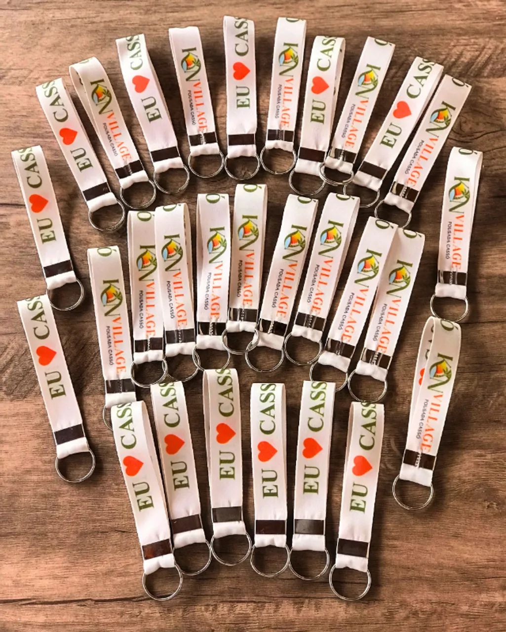Chaveiros personalizados de tecido.