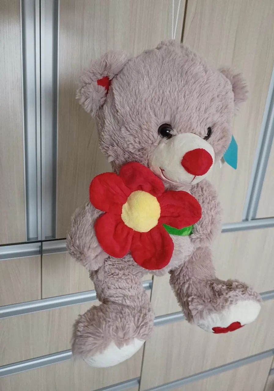 Urso de Pelúcia Grande com Flor   - Foto 2