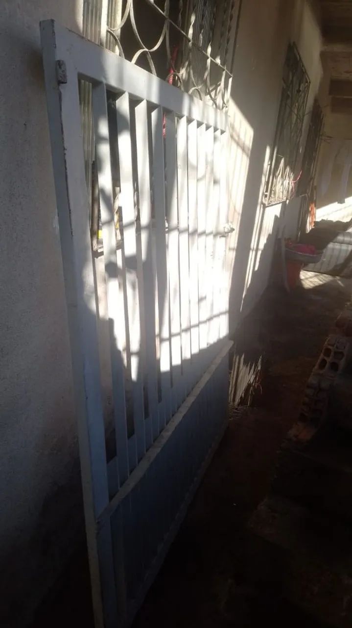 Portão feito de barra chata,em perfeito estado so estalar medindo 1,35x1,50 - Foto 3