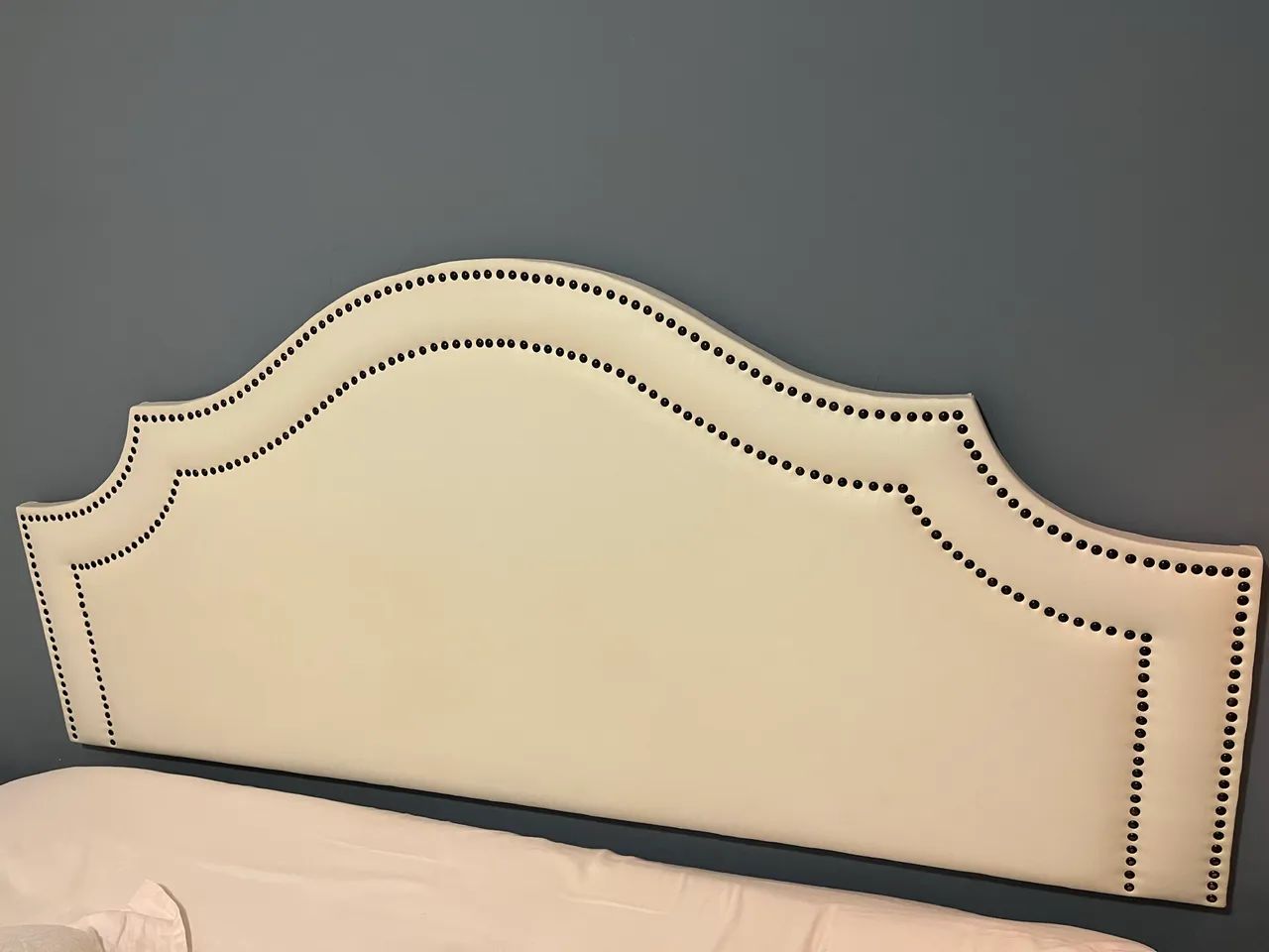 Cabeceira cama box queen em tecido com tachas